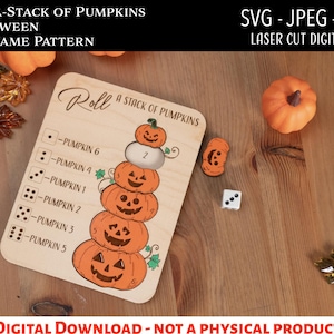 Op de afbeelding: Een houten Halloween dobbelspelpatroon met een pompoenstapelontwerp. Het spelbord toont een pompoenstapelillustratie en dobbelinstructies. De tekst "Roll-A-Stack of Pumpkins" staat bovenaan. Inclusief een dobbelsteen en een kleine pompoenuitsparing.