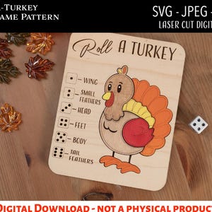 Puede incluir: Un patrón de juego de dados "Roll-a-Turkey" de madera. El tablero del juego presenta una ilustración de pavo de dibujos animados con partes del cuerpo etiquetadas. El texto "Roll a Turkey" está en la parte superior. Un dado está al lado del tablero.