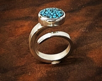 Anillo contemporáneo de turquesa Kingman Black Web de alta calidad con un beso del suroeste