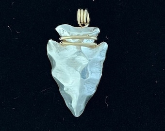 Colgante de punta de flecha de plata de ley con fianza de oro de 18k.