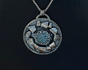 Colgante de plata de ley con diseño de girasol y red negra de turquesa Kingman