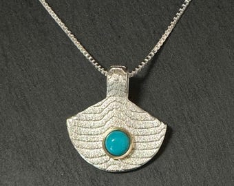 Colgante de hueso de sepia fundido con bisel de oro de 18k con turquesa de la Bella Durmiente