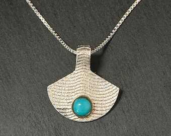 Colgante de hueso de sepia fundido con bisel de oro de 18k con turquesa de la Bella Durmiente