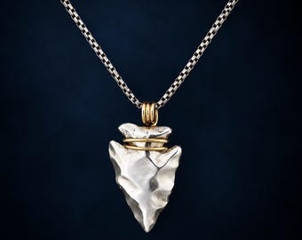Pfeilspitze aus Sterlingsilber mit Anhängerschlaufe aus 750er Gold.