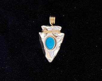 Colgante de punta de flecha con turquesa de la Bella Durmiente (metales mixtos: plata de ley y oro de 18 k)