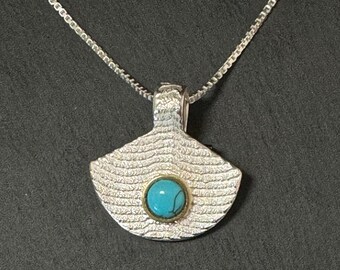 Colgante fundido de sepia con bisel de oro de 18 quilates con turquesa egipcia