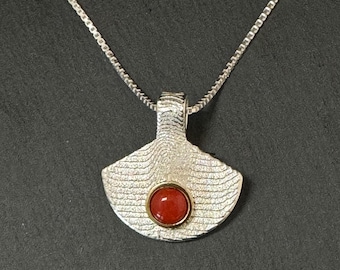 Colgante de hueso de sepia con coral rojo y bisel de oro de 18k