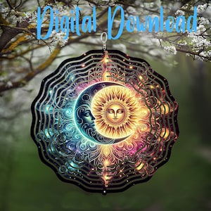 Puede incluir: Un molinillo de viento de metal colorido con un diseño de sol y luna. El sol y la luna están rodeados de patrones en espiral y estrellas. El molinillo de viento está colgado de un gancho plateado.