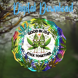 Może przedstawiać: Kolorowy wiatraczek metalowy z wzorem tęczy i zielonym wzorem liścia marihuany. Wiatraczek przedstawia dwie kreskówkowe liście marihuany z twarzami i tekstem "Good Buds Stick Together".