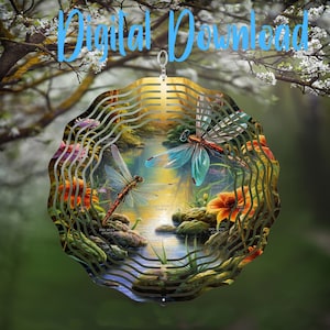 Op de afbeelding: Een decoratieve metalen windspinner met een gedetailleerde libellenscène met een vijver, bloemen en de tekst "Digital Download". De spinner heeft een gelaagd ontwerp met een zilveren ophanglus.