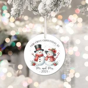 Nuestro primer adorno navideño como señor y señora 2024 PNG / Pareja de muñecos de nieve / Adorno personalizado con nombre de familia