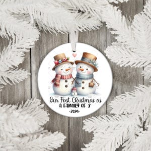 Unser erstes Weihnachten als 3-köpfige Familie 2024 Ornament PNG | Schneemann Paar |  Personalisierte Familien Name Ornament