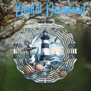 Peut inclure: Un mobile de vent à plusieurs niveaux bleu et blanc avec un phare, des coquillages, des ancres et des mouettes. Le mobile de vent a une forme circulaire avec un bord festonné. Le phare a une base blanche et une tour rayée bleu et blanc. Les coquillages sont rose et blanc. Les ancres sont argentées. Les mouettes sont blanches avec des marques noires. Le mobile de vent est suspendu à un crochet argenté.