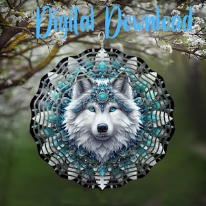 Puede incluir: Un lobo blanco con ojos azules y un tocado turquesa y plateado se presenta en el centro de un diseño circular de mandala. El mandala está hecho de círculos superpuestos y superpuestos con un esquema de color azul y plateado. El diseño recuerda a un carillón o un móvil.