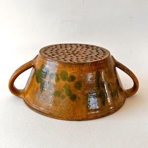 Può includere: Un cartello in legno rustico con la scritta "Welcome to our home" in stile scritto a mano. Il cartello presenta una finitura invecchiata e un design semplice e invitante, ideale per un portico o un ingresso.