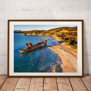 Impresión de barco hundido, decoración de pared costera, póster de playa de arena aérea, fotografía con drones, arte de pared de barco varado, póster de océano de agua turquesa