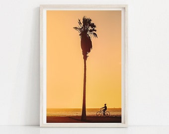 Impresión de bicicleta con palmera: fotografía de playa costera, arte mural bohemio