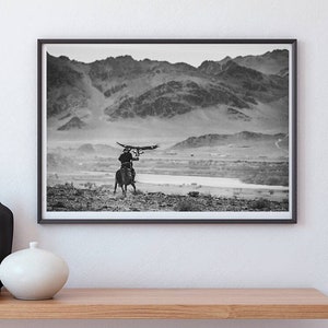Poster di cacciatore di aquile, decorazione da parete di Eagle Hunters, stampa della Mongolia, arte dell’aquila reale, uccello rapace, fotografia artistica di viaggio, decorazione da parete di cavaliere