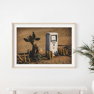 Vintage Zapfsäule Poster, Kaktus Poster, Bauernhaus Dekoration, Naturfotografie, Zapfsäule Poster, Boho Wanddeko, rustikale Industriekunst