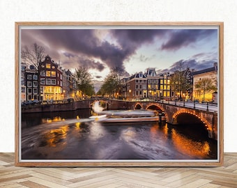 Impresión de la noche en el canal de Ámsterdam: arte mural de arquitectura holandesa