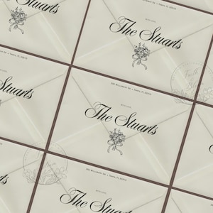 Puede incluir: Una cuadrícula de sobres de color crema con texto y gráficos impresos en negro. Cada sobre muestra el texto "With Love, The Stuarts" sobre una pequeña ilustración de un ramo de flores y una dirección de remitente "392 Willowway Dr. Tampa, FL 32810".
