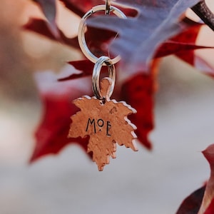 Ahornblatt / individuelle handgestempelte Hundemarke aus Metall, personalisierter Haustier-ID-Tag aus Metall, Namensschild, Schlüsselanhänger, Herbst, Herbst, Muddy Paws und Tumbleweeds
