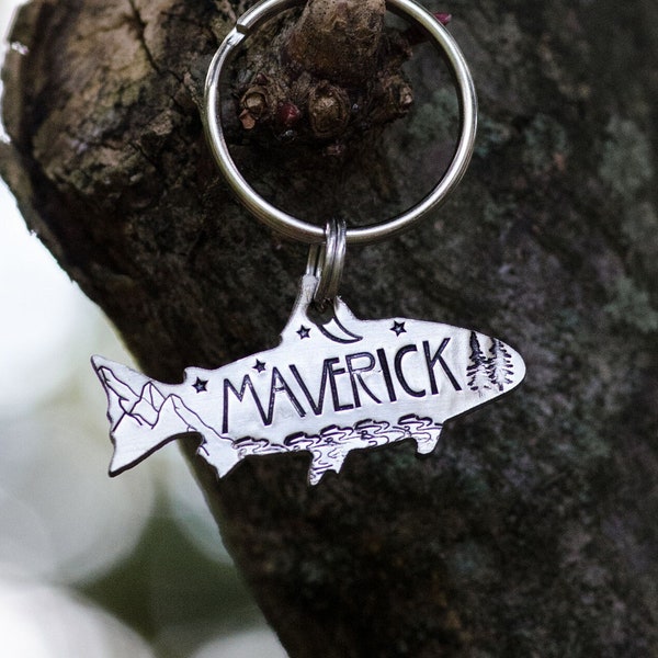Kodiak / Hundemarke Schlüsselanhänger, personalisierter Schlüsselanhänger aus Metall, handgestempelter Hundeanhänger / Schlüsselanhänger in Form eines Fisches