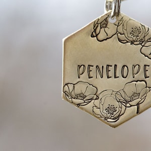 Mohnblumen Hundemarke, personalisierter Tieranhänger / Hunde Namensschild, floraler Schlüsselanhänger