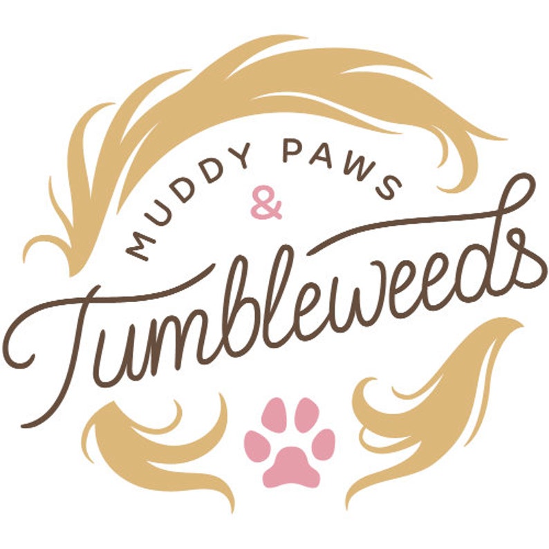 Puede incluir: Logotipo circular con el texto "Muddy Paws & Tumbleweeds" en marr&oacute;n, en escritura cursiva y en fuente sans-serif. El logotipo incluye una huella de pata rosa y remolinos decorativos de color beige. El fondo es blanco.
