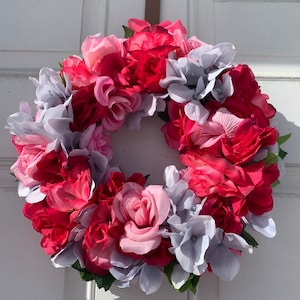 Krans grijze roze rode bloemen