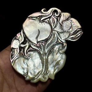 Madrepérola esculpida à mão - Qualidade AAA - Pedra de escultura em formato de coração de Davy Jones com design natural - Para fabricação de joias - 110 x 82 x 6 mm - A-201