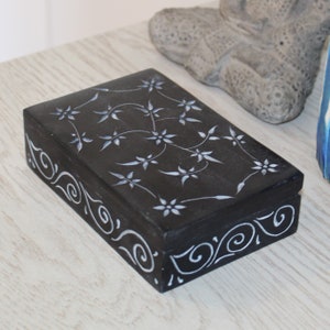Scatola in pietra ollare floreale intagliata nera 6"x 4", scatola di gioielli, scatola per piccoli oggetti, scatola per anelli, decorazione da tavolo, regalo da damigella d'onore, regalo per lei