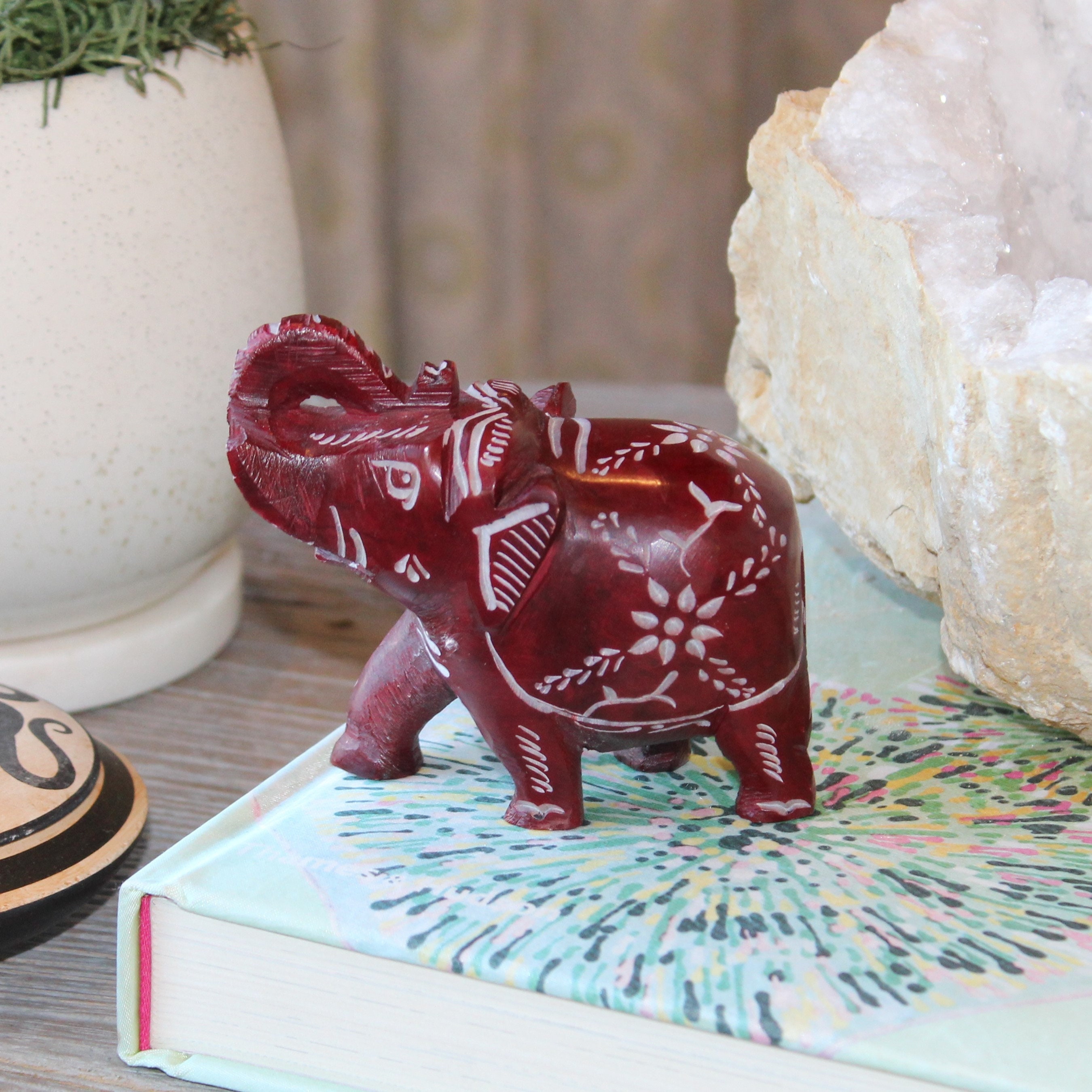 赤い石鹸石の象の置物：手彫りの花飾り - Etsy 日本