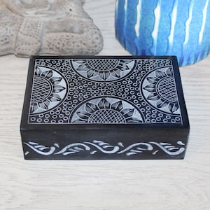 Scatola in pietra ollare nera intagliata con motivo floreale 15x10 cm, portagioie, portaoggetti, portaanello, decorazione da tavolo, regalo per damigella d'onore, regalo per lei