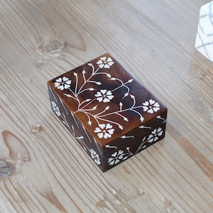 Scatola per gingilli in pietra ollare 4" x 3" con disegno floreale intagliato, portagioielli, scatola per piccoli oggetti, scatola per anelli, decorazione da tavolo