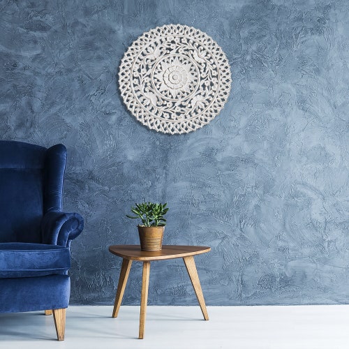 Médaillon floral sculpté de 61 cm (24 po) : oeuvre d'art murale en bois blanc rustique