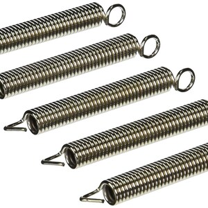 以下が含まれることがあります： ギターのトレモロブリッジ用のシルバー製のテンションスプリング5本。各スプリングはコイル状になっており、一端にループ、もう一端にフックが付いています。
