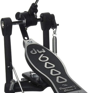 Op de afbeelding: Een zwarte DW 5000 Series single bassdrum pedaal met een zwart en zilveren voetbord. Het pedaal heeft een veerbelaste slager en een rood verstelbaar voetbord.