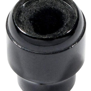 Könnte beinhalten: Schwarzer Kunststoffknopf mit einer glatten, abgerundeten Oberseite und einem leicht erhöhten Rand.