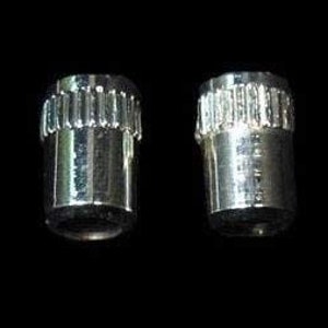 Könnte beinhalten: Zwei silberne Metallkappen mit einem geriffelten Design. Die Kappen haben einen Durchmesser von etwa 2,5 cm und eine Höhe von 1,25 cm.