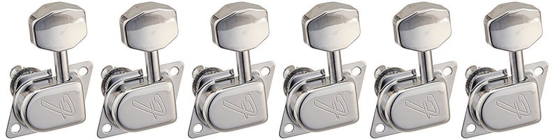 Puede incluir: Seis clavijas de afinaci&oacute;n de guitarra cromadas con acabado plateado. Las clavijas tienen una base cuadrada y una perilla redonda con un peque&ntilde;o logotipo.