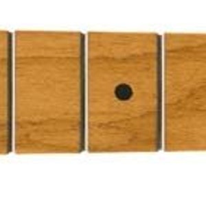 Puede incluir: Un m&aacute;stil de guitarra de madera natural con un acabado marr&oacute;n claro. El m&aacute;stil tiene 21 trastes y una incrustaci&oacute;n de punto negro en los trastes 3, 5, 7, 9, 12, 15 y 17. La pala tambi&eacute;n est&aacute; hecha de madera natural y tiene un logotipo "Fender" negro.