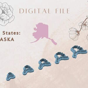 May include: Digital file of a cookie cutter shaped like the state of Alaska. The cutter is shown in blue against a light pink background. The text "US States: ALASKA" is also shown in brown text.  The image also includes a floral design.