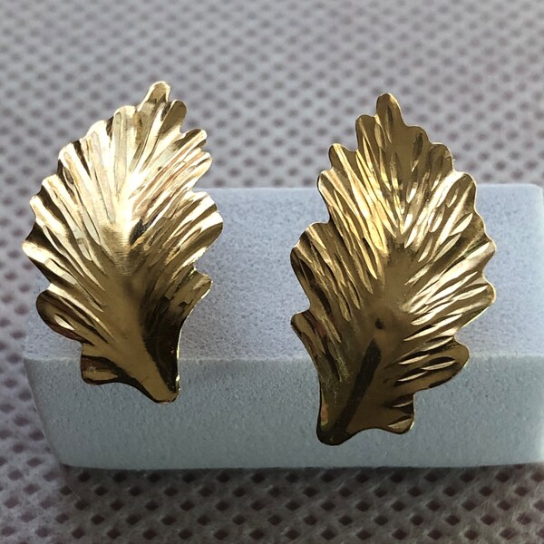 Chic Vintage Classic Minimalist 14k Yellow Gold Feather Leaf Studs JCM Post Earrings, JACMEL MAURITIUS