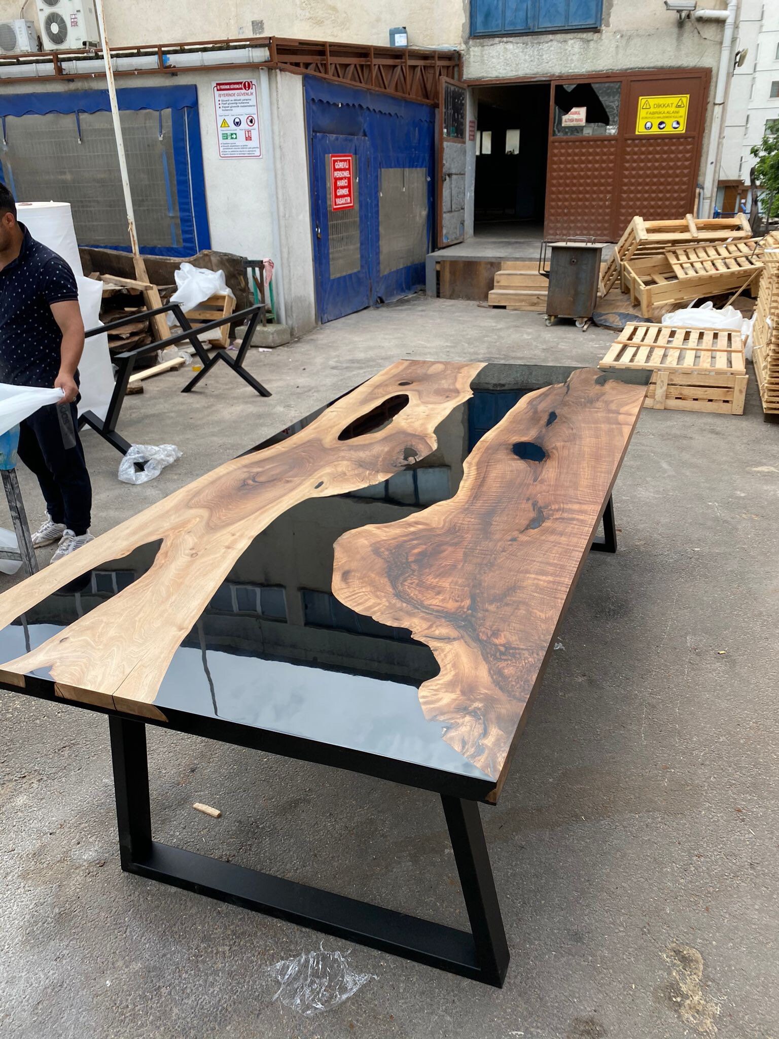 Black resin dining table deals