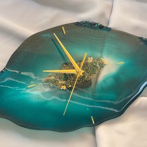 O relógio azul-petróleo é um relógio de parede exclusivo, relógio de parede de resina, relógio de ágata, presente de Natal verde-oceano.