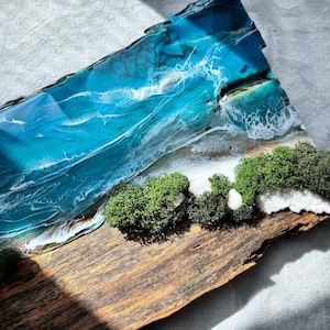 Arte de madera con resina de océano negro. Arte mural con musgo para decorar una casa de playa. Arte con paisaje marino tormentoso.