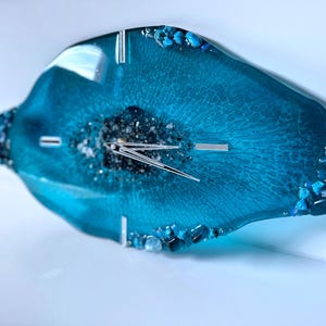 Geode Resin Wall Clock – Handmade Blue Abstract Clock with Crystals for Modern Decor, Unique Luxury Art Clock for Home or Office