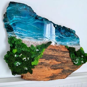 Arte de madera con resina de océano azul. Arte mural con musgo para decorar una casa de playa. Arte con paisaje marino tormentoso.
