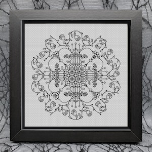 Könnte beinhalten: Schwarzweißes Kreuzstichmuster mit einem Mandala-Design mit Totenköpfen und Rosen. Das Design ist in einem schwarzen Rahmen gerahmt.